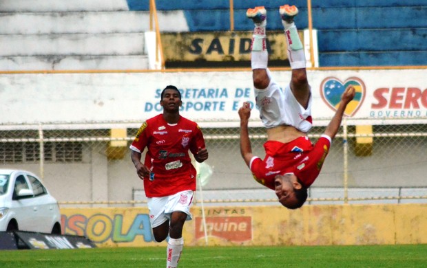 Cambalhota comemora no pr�prio estilo (Foto: Felipe Martins/GLOBOESPORTE.COM)